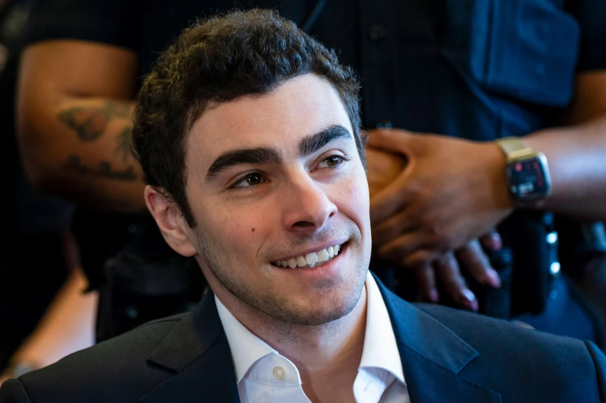 Sąd federalny w Nowym Jorku oddalił zarzuty zabójstwa oraz powiązane z nimi oskarżenia o posiadanie broni wobec Luigiego Mangione, podejrzanego o zastrzelenie dyrektora UnitedHealthcare, Briana Thompsona. Decyzja sędzi Margaret Garnett oznacza, że Mangione nie będzie groziła kara śmierci w postępowaniu federalnym – informuje Associated Press.