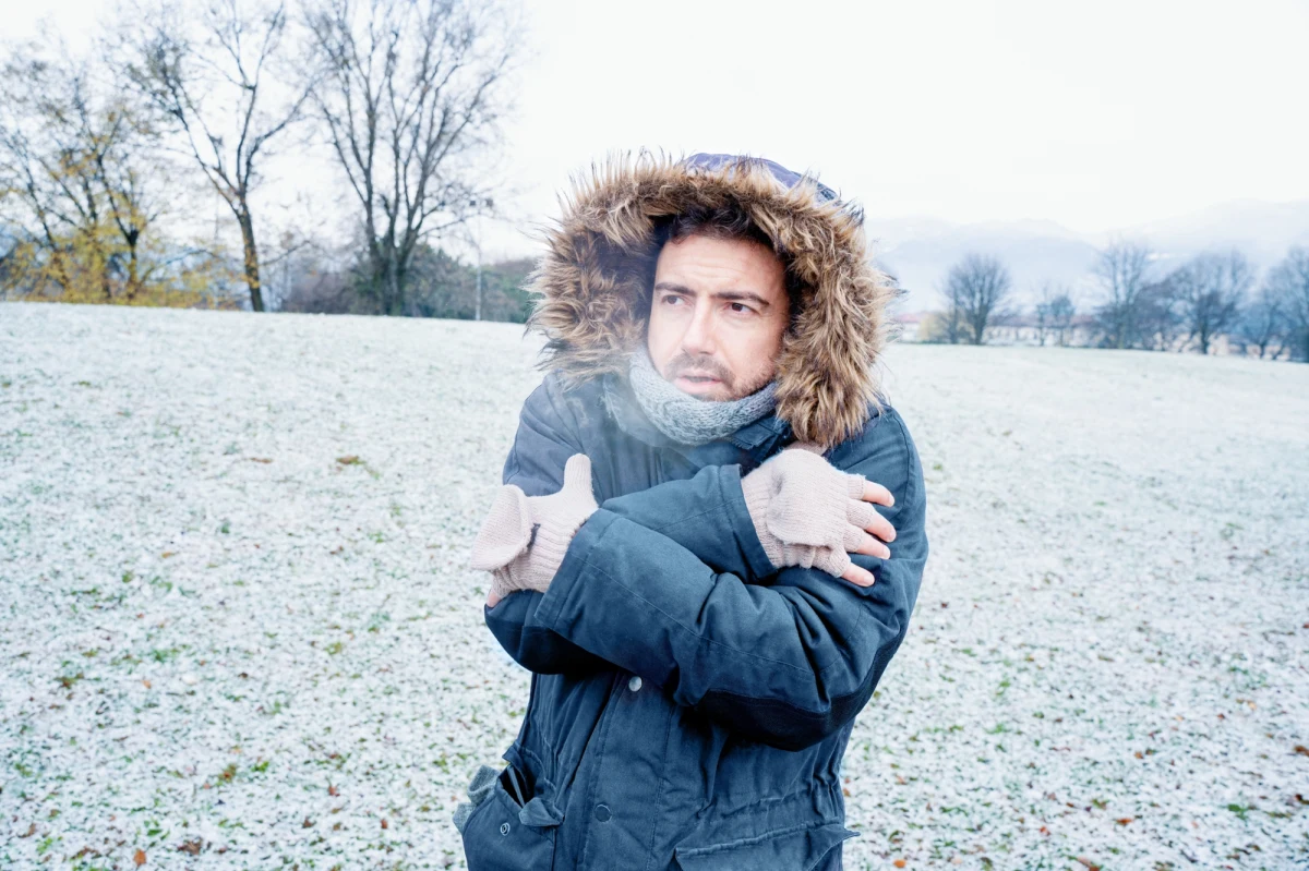 ​Podczas najbliższych nocy nawet -25 st. C może pojawić się na termometrach w niektórych częściach Polski. Instytut Meteorologii i Gospodarki Wodnej wydał ostrzeżenia I stopnia przed silnym mrozem dla północno-wschodnich regionów kraju. Ponadto, w południowej Polsce mogą pojawić się opady marznące, a w efekcie gołoledź. Przed nami mroźny weekend.