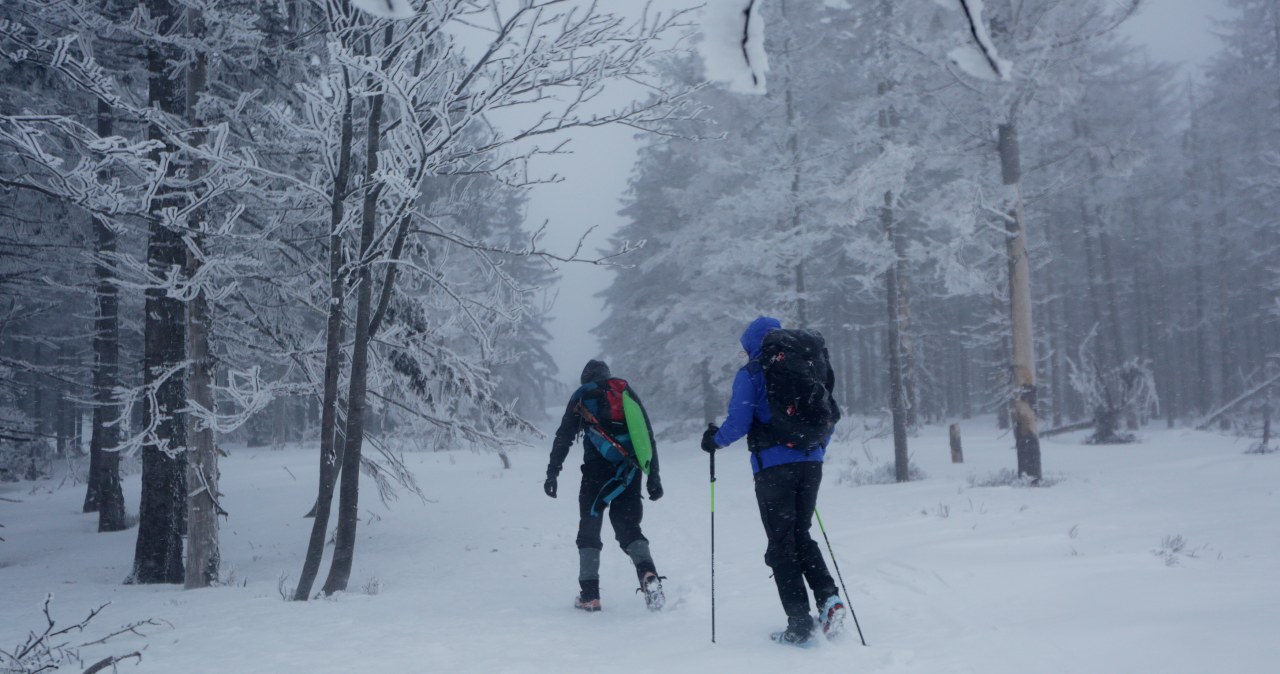 Trudne warunki w polskich górach. Zamknięto szlak, alerty przed lawinami