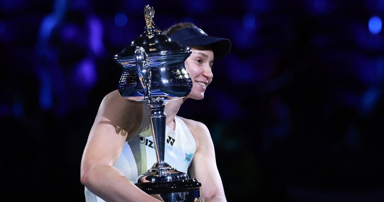 Rybakina zaskoczyła po triumfie. Oddała trofeum, przyznała wprost