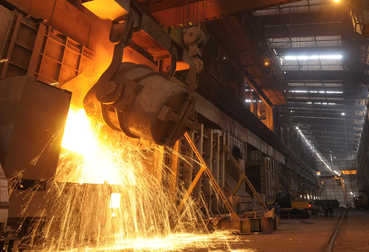 Polska branża stalowa, która ma kluczowe znaczenie dla obronności, jest ostrożna w ocenie skutków nowej umowy handlowej UE z Indiami. "Czekamy na szczegóły" - przekazał dziennikarce RMF FM w Brukseli prezes Hutniczej Izby Przemysłowo-Handlowej Mirosław Motyka. Umowa z Indiami przewiduje redukcję bezcłowego importu indyjskiej stali praktycznie o połowę - ustaliła dziennikarka RMF FM.