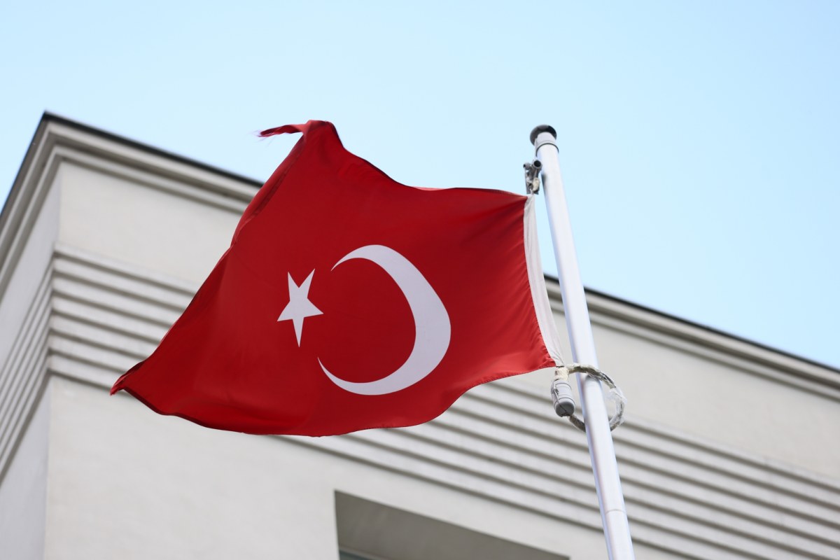 Kontrowersyjny napis na ambasadzie Turcji w Warszawie