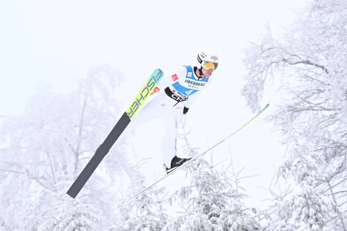 Domen Prevc po raz kolejny potwierdził swoją dominację w Pucharze Świata w skokach narciarskich. W niemieckim Willingen Słoweniec odniósł swoje dziesiąte zwycięstwo w sezonie, wyprzedzając rywali z dużą przewagą. Najlepszy z Polaków, Aleksander Zniszczoł, zakończył rywalizację na 28. miejscu.