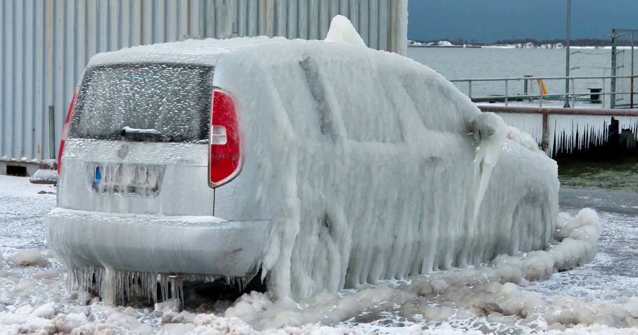 Samochody skute lodem. Te zdjęcia z portu obiegły świat