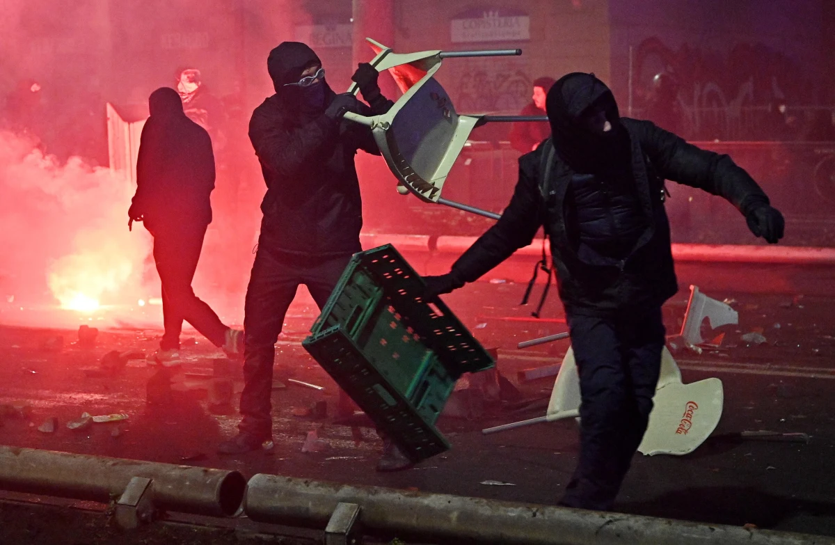 W sobotę na ulicach Turynu doszło do gwałtownych starć między policją a demonstrantami, którzy protestowali przeciwko zamknięciu anarchistyczno-antykapitalistycznego centrum społecznego Askatasuna. W wyniku zamieszek rannych zostało kilkanaście osób, zarówno po stronie manifestantów, jak i funkcjonariuszy.