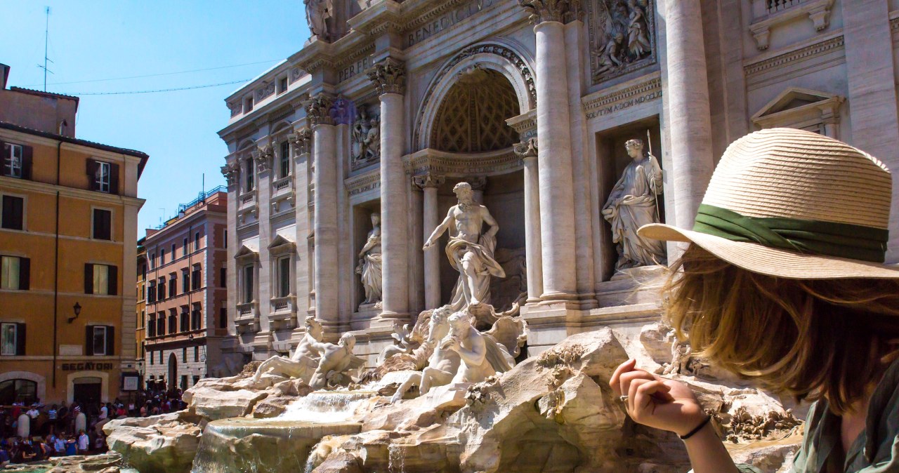 Rzym. Fontanna di Trevi z opłatą za oglądanie. Rozstawiono barierki Rzym. Fontanna di Trevi z opłatą za oglądanie. Rozstawiono barierki