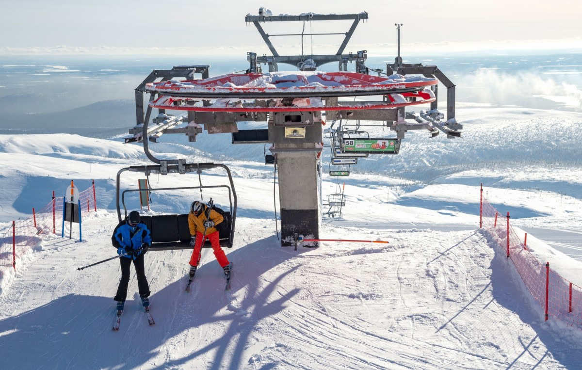 Utknęli na wyciągu na mrozie i wietrze. Niektórzy skakali z wysokości