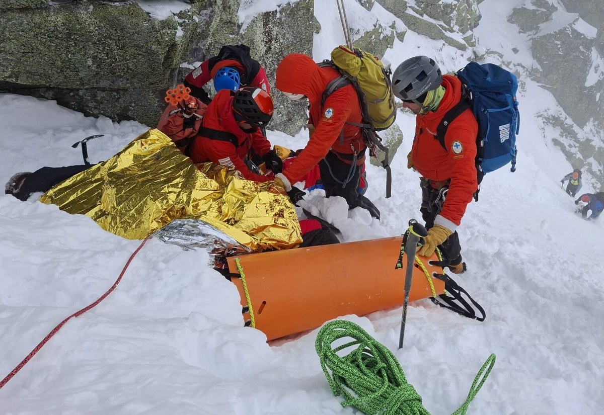 Snowboardzista potrzebował pomocy, TOPR-owcy nie mogli użyć śmigłowca