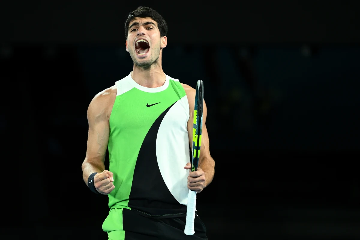 Carlos Alcaraz zwycięzcą Australian Open! W niedzielnym finale w Melbourne Hiszpan pokonał serbskiego mistrza Novaka Djokovicia 2:6, 6:2, 6:3, 7:5.