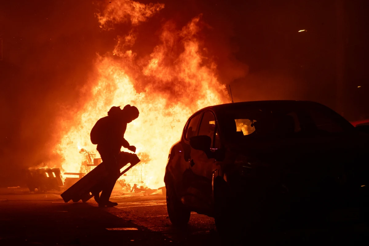 Zatrważający bilans sobotnich zamieszek w Turynie. Ponad 100 policjantów, karabinierów i funkcjonariuszy Gwardii Finansowej zostało rannych w starciach wywołanych przez uczestników protestu przeciw zamknięciu anarchistyczno‑antykapitalistycznego ośrodka Askatasuna - podała włoska agencja Ansa w niedzielę. 
