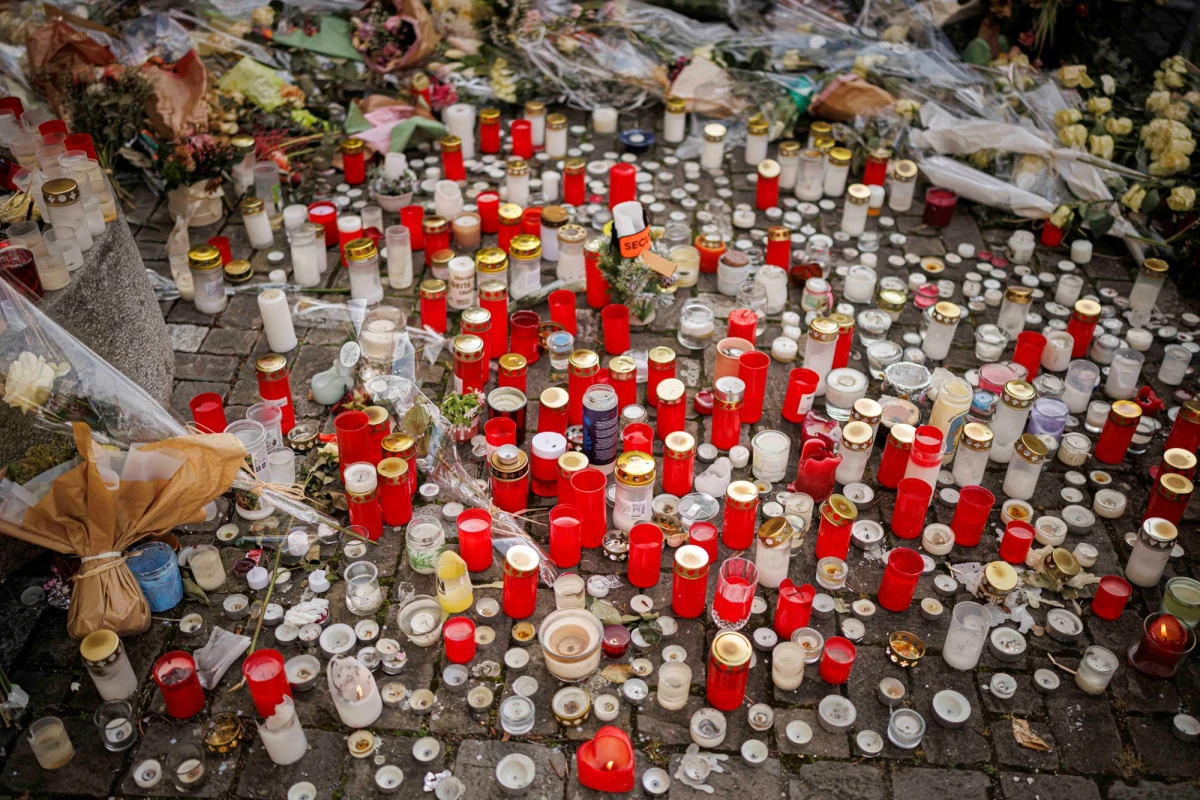 Liczba ofiar śmiertelnych pożaru, który wybuchł w noc sylwestrową w barze Le Constellation w szwajcarskiej miejscowości Crans-Montana, wzrosła do 41. Najnowszą ofiarą jest 18-letni Szwajcar, który zmarł w szpitalu w sobotę, miesiąc po dramatycznych wydarzeniach. Informację tę przekazała szwajcarska agencja Ats, powołując się na lokalną prokuraturę.