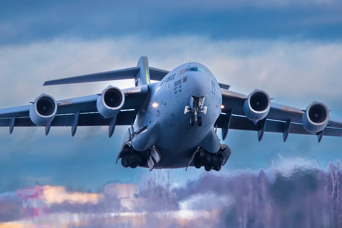 Według "Wall Street Journal" Stany Zjednoczone nie planują przeprowadzenia uderzenia na Iran w najbliższym czasie. Pentagon aktualnie wzmacnia obecność wojskową w regionie, ściągając zaawansowane systemy obrony powietrznej oraz samoloty poszukiwawczo-ratownicze wyspecjalizowane w poszukiwaniu zestrzelonych załóg. Trwają także negocjacje z Teheranem dotyczące programu jądrowego.