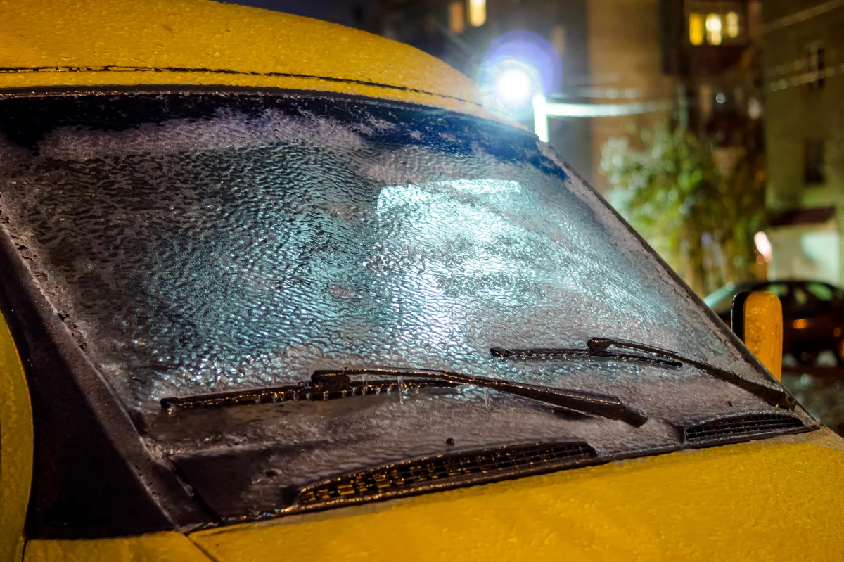 Polska stoi w obliczu jednej z najzimniejszych nocy ostatnich lat. Synoptycy z Instytutu Meteorologii i Gospodarki Wodnej oraz służby alarmują - odczuwalna temperatura może spaść nawet do -38 stopni Celsjusza. "Szacujemy, że dzisiaj w nocy w Suwałkach temperatura może spaść do -29 st., natomiast według Instytutu ta temperatura odczuwalna to może być nawet 36-38 st. ujemnej temperatury" – ostrzega wiceminister spraw wewnętrznych i administracji Wiesław Szczepański. Tragiczny bilans tej zimy jest wyjątkowo wysoki – z powodu wychłodzenia organizmu zmarło aż 38 osób.