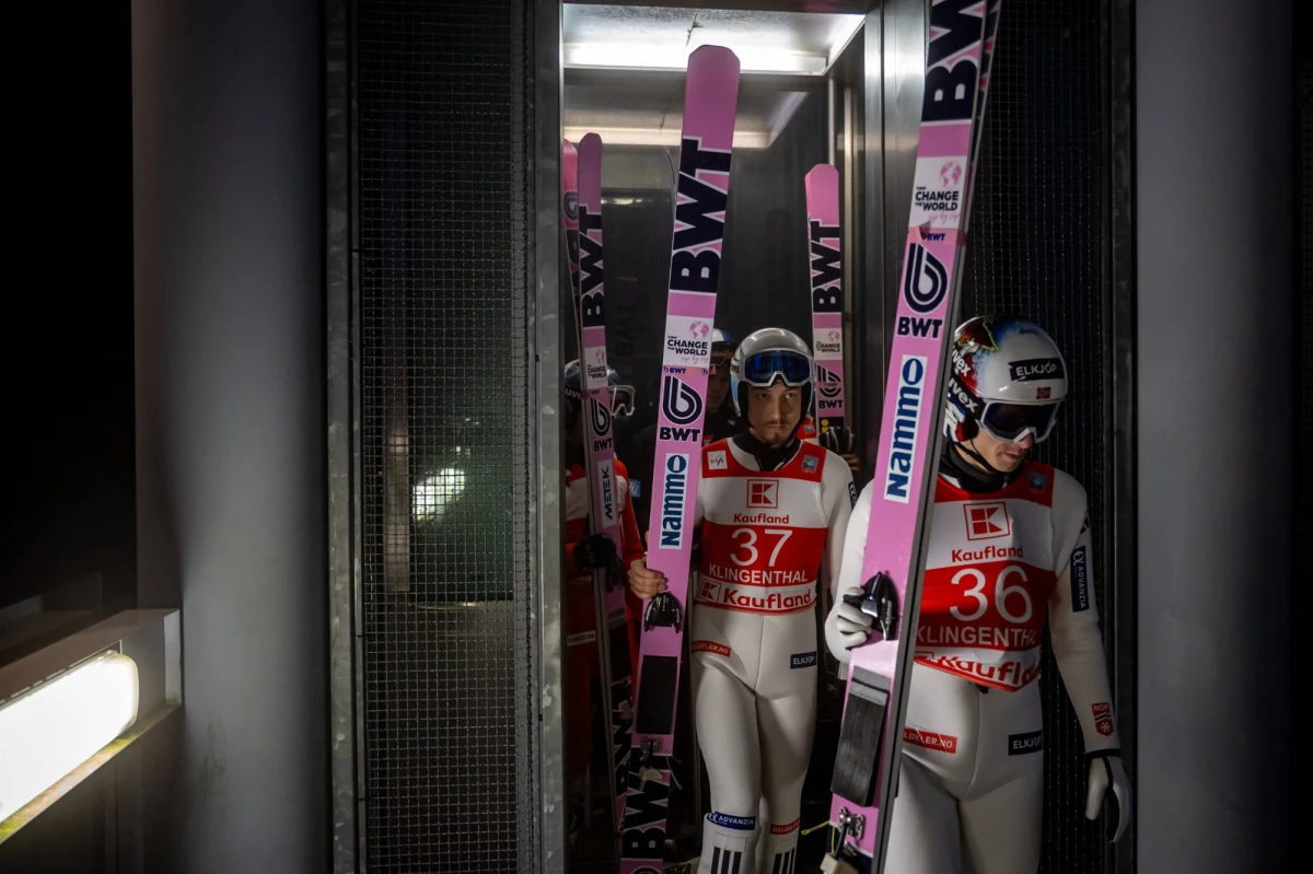 W nocy z soboty na niedzielę podczas zawodów Pucharu Świata w Willingen doszło do kradzieży w szatni norweskiej reprezentacji skoczków narciarskich. Skradziono m.in. kaski, gogle i kurtki, w tym sprzęt przygotowany na zbliżające się igrzyska olimpijskie. Policja prowadzi śledztwo w tej sprawie.