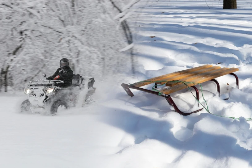Wybrali się quadem na kulig. Nie żyje 49-latek, uderzył w słup