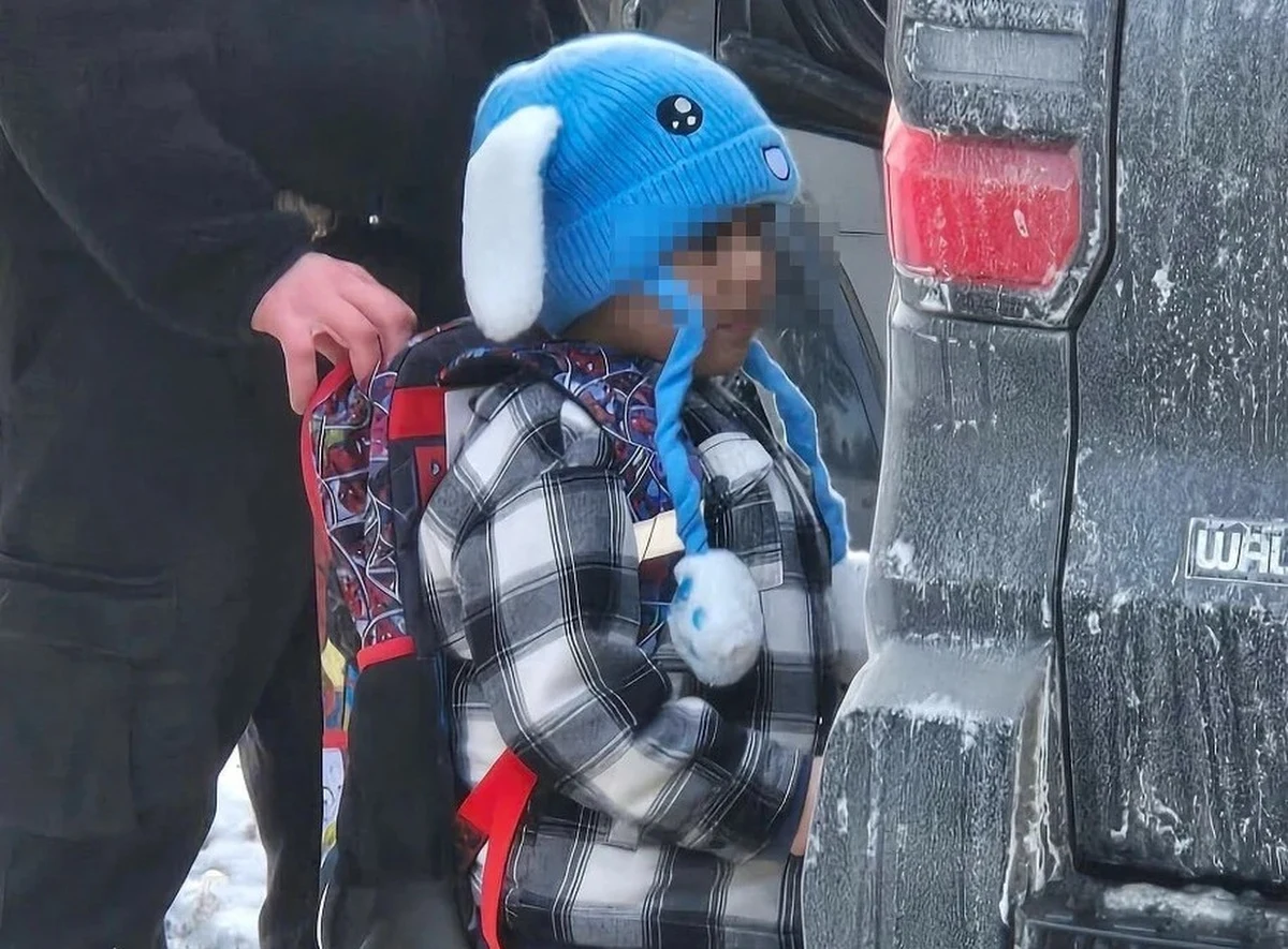 Pięcioletni Liam Conejo Ramos i jego ojciec Adrian wrócili do Minnesoty po ponad tygodniu spędzonym w ośrodku detencyjnym w Teksasie. Ich zatrzymanie przez służby imigracyjne wywołało falę oburzenia i ponownie rozbudziło dyskusję na temat traktowania rodzin imigrantów w Stanach Zjednoczonych.