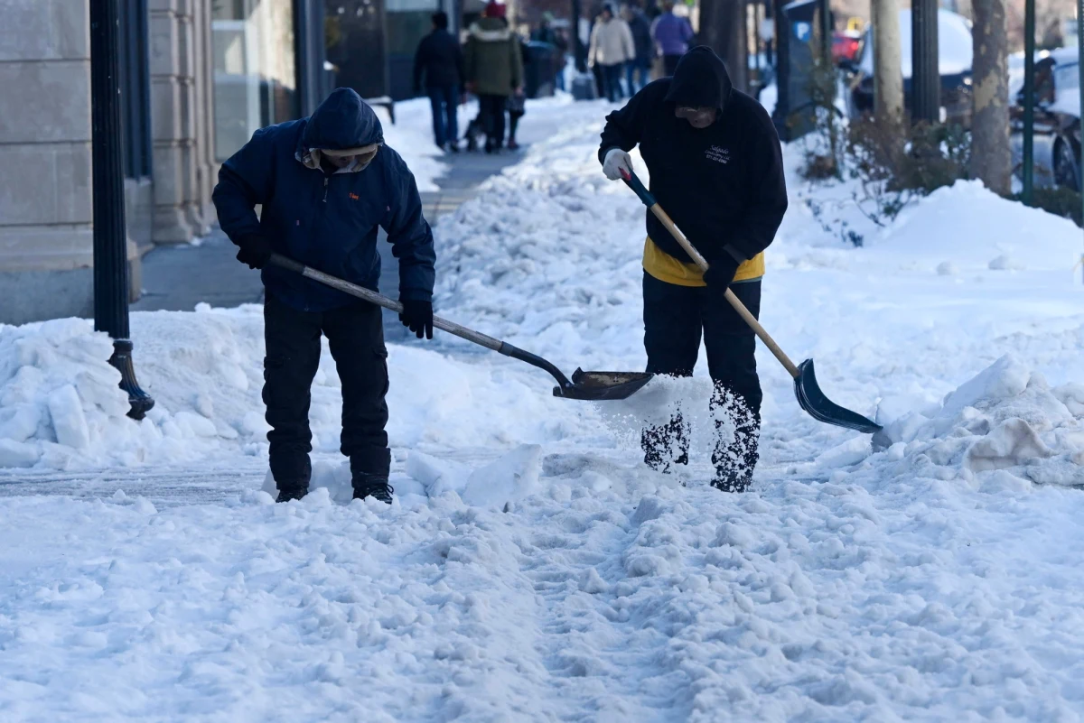 Fala arktycznego powietrza, która ogarnęła niemal całe Stany Zjednoczone, przyniosła rekordowy spadek temperatury, śnieżyce i chaos komunikacyjny. Skutki ataku zimy odczuwają miliony Amerykanów - od Zatoki Meksykańskiej po Nową Anglię. Od końca stycznia w całym kraju zginęło już ponad 110 osób.