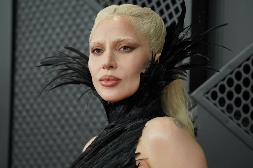 Lady Gaga w sukni z piór podbija Grammy. Zdobyła się na poruszające wyznanie