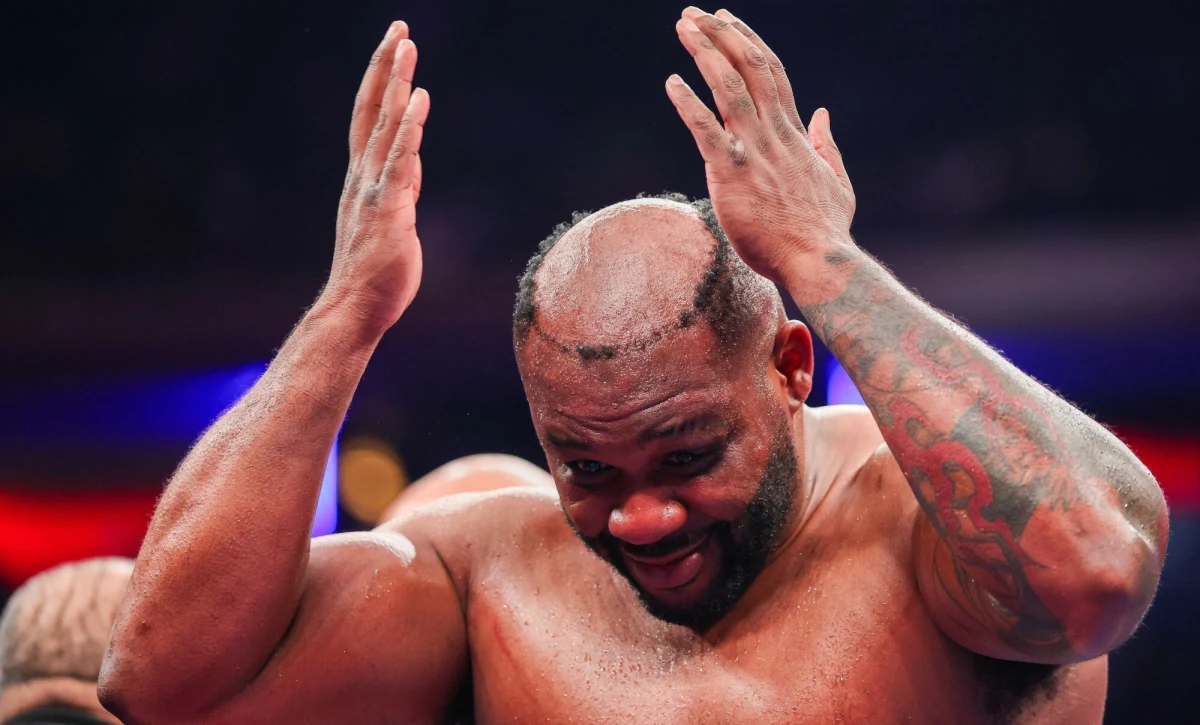 Niezwykłe sceny podczas gali bokserskiej w Madison Square Garden. Jarrell Miller, znany amerykański pięściarz wagi ciężkiej, stał się bohaterem internetu po tym, jak podczas walki po jednym z ciosów przeciwnika stracił perukę. Zdarzenie wywołało salwy śmiechu na trybunach, a następnie w mediach społecznościowych, a sam zawodnik zareagował z dużym dystansem do siebie.