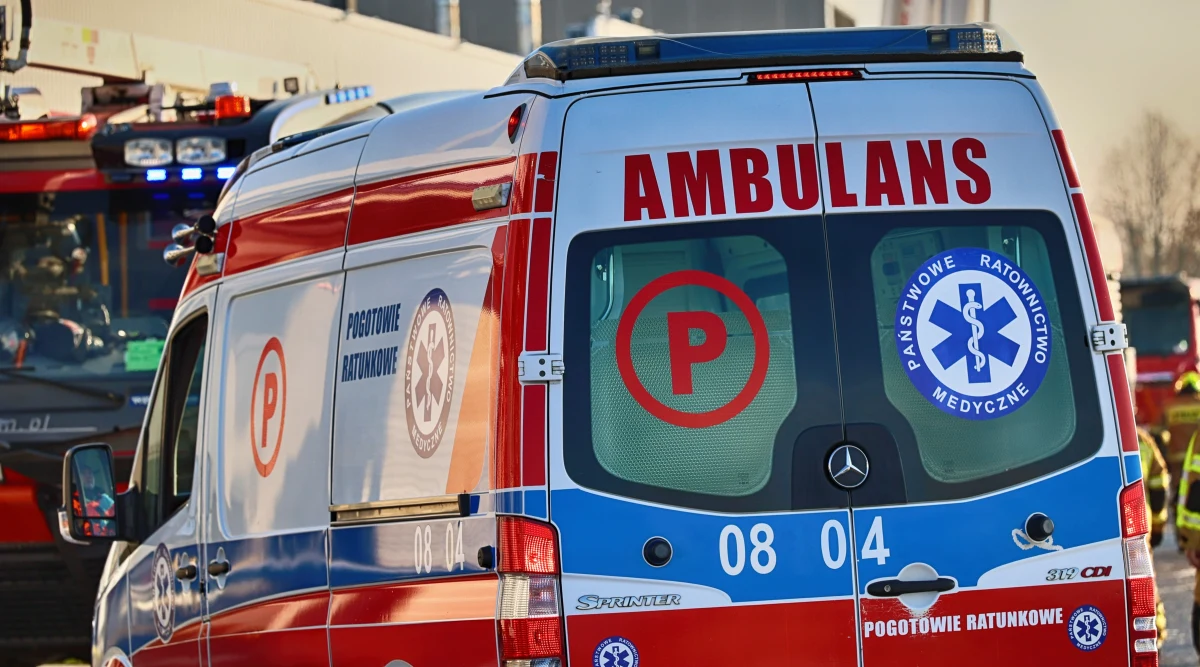 Na przystanku autobusowym przy ul. Jagiellońskiej w Gdańsku znaleziono młodego mężczyznę z poważną raną nogi. Policja zabezpiecza monitoring i wyjaśnia, co dokładnie się wydarzyło. Ranny trafił do szpitala.