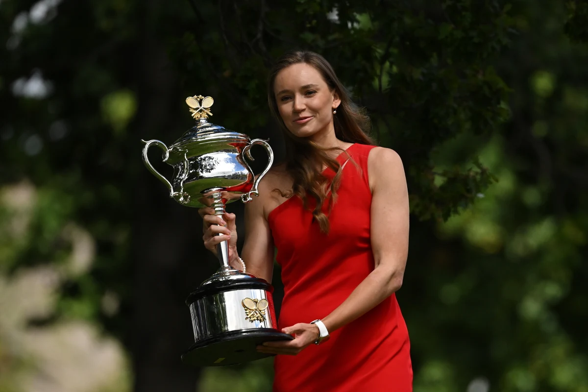 Wyniki wielkoszlemowego Australian Open wywołały spore zmiany w czołowej dziesiątce rankingu WTA. Triumfatorka imprezy w Melbourne Jelena Rybakina wskoczyła na trzecią pozycję. Wciąż prowadzi Białorusinka Aryna Sabalenka przed Igą Świątek.