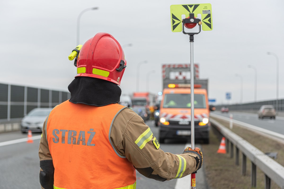 Z auta wylała się ropa, doszło do pożaru. Autostrada A2 zablokowana