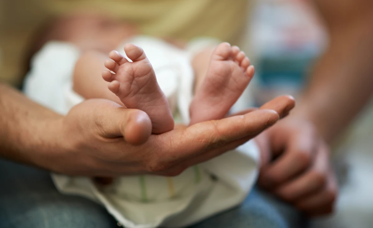 Zofia i Nikodem to najczęściej wybierane imiona dla nowo narodzonych dzieci w Polsce w drugiej połowie 2025 roku - wynika z najnowszego zestawienia przygotowanego przez Ministerstwo Cyfryzacji. Tuż za nimi uplasowały się Zuzanna i Antoni, a podium zamykają Maja oraz Leon. Wybory rodziców coraz częściej odzwierciedlają zmieniające się trendy i powrót do imion, które jeszcze niedawno były rzadko spotykane.