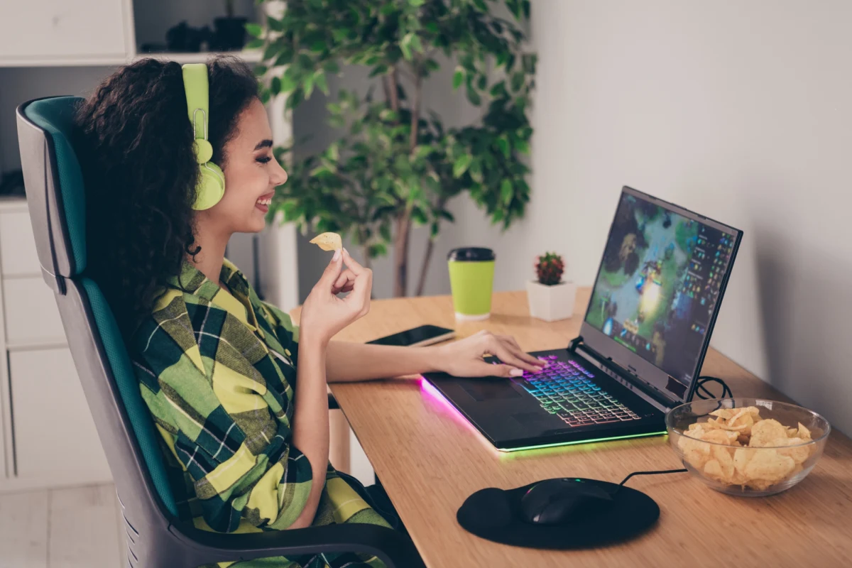 Laptopy w tym zestawieniu łączą mobilność z wydajnością wystarczającą do nowych gier i pracy kreatywnej. Do wyboru masz modele z bardzo płynnymi ekranami, kartami GeForce RTX oraz nowoczesnymi procesorami Intel Core i AMD Ryzen, które zapewniają płynność działania w wielu zadaniach jednocześnie. 