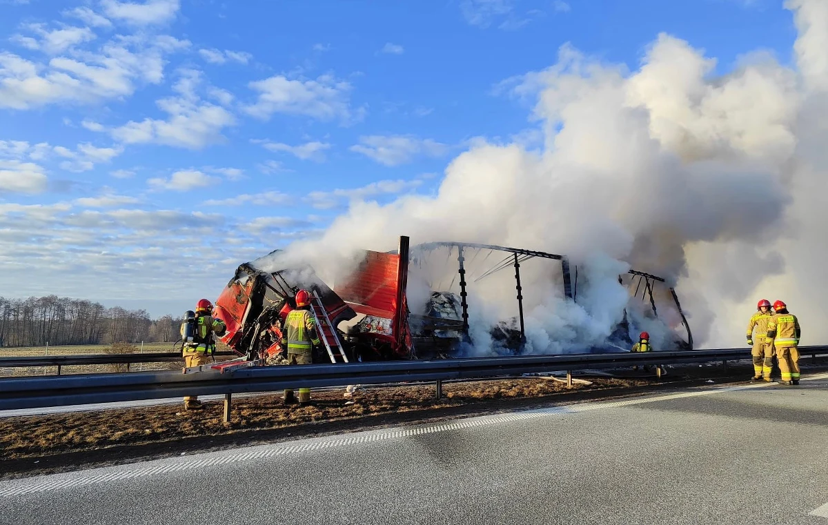 ​Kilkudziesięciu strażaków ruszyło walczyć z pożarem ropy na autostradzie A2 w Wielkopolsce. Na wysokości Konina, między węzłami Sługocin i Modła, zderzyły się dwie ciężarówki.