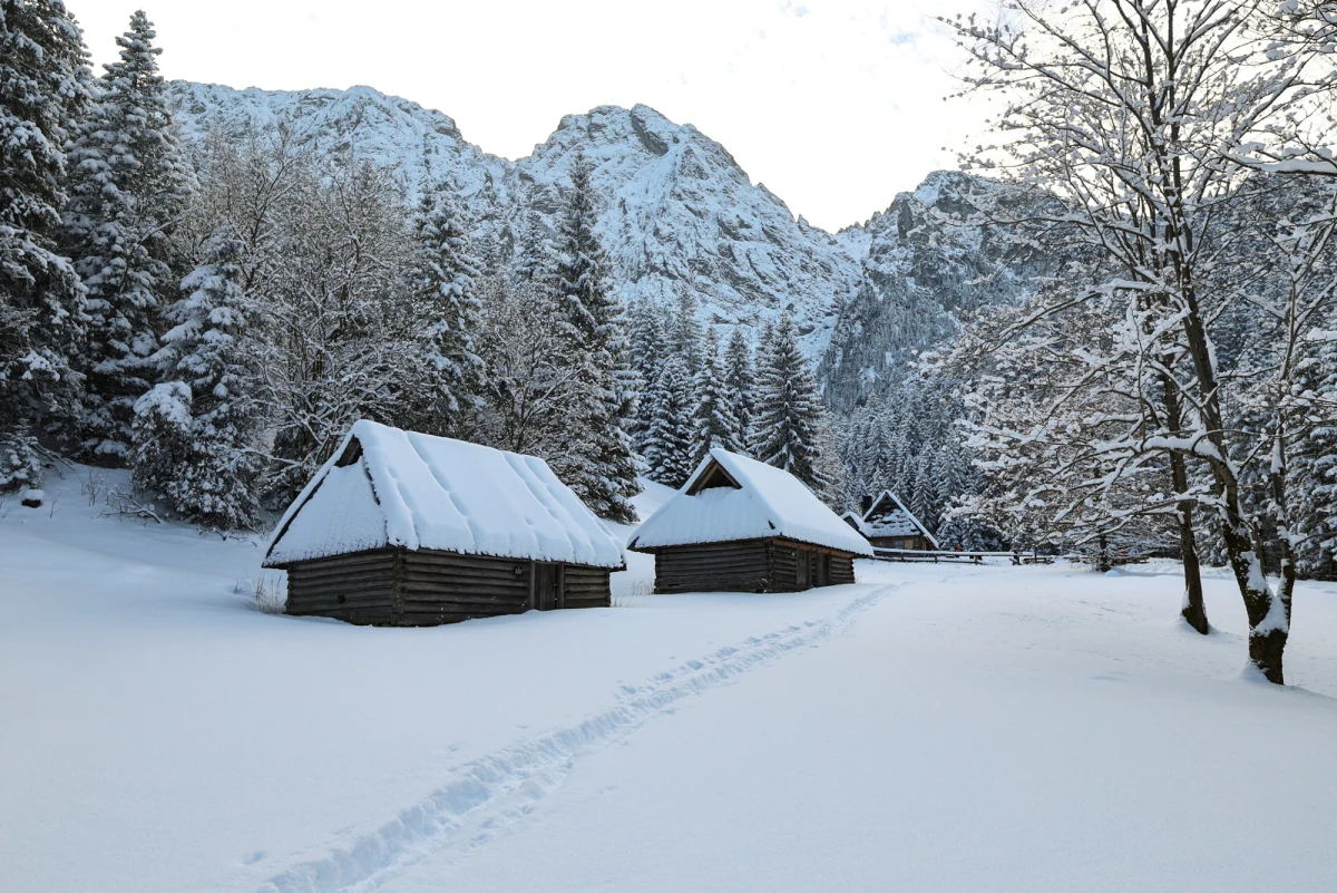 W górach najzimniej? Nie tym razem. Zakopane jest w poniedziałek najcieplejszym miejscem w Polsce - rano temperatury wskazały tam minus 5,5 st. Celsjusza, a w ciągu dnia termometry pod Giewontem pokażą do minus 4 st. C.