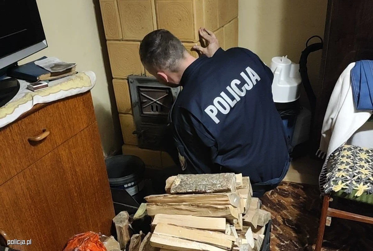 W domu 88-letniej seniorki z miejscowości Sianów (Zachodniopomorskie) panował skrajny chłód. To, co zastał dzielnicowy Sebastian Pantanowski, wprawiło go w osłupienie. Gdyby nie jego wizyta, mogłoby dojść do tragedii.