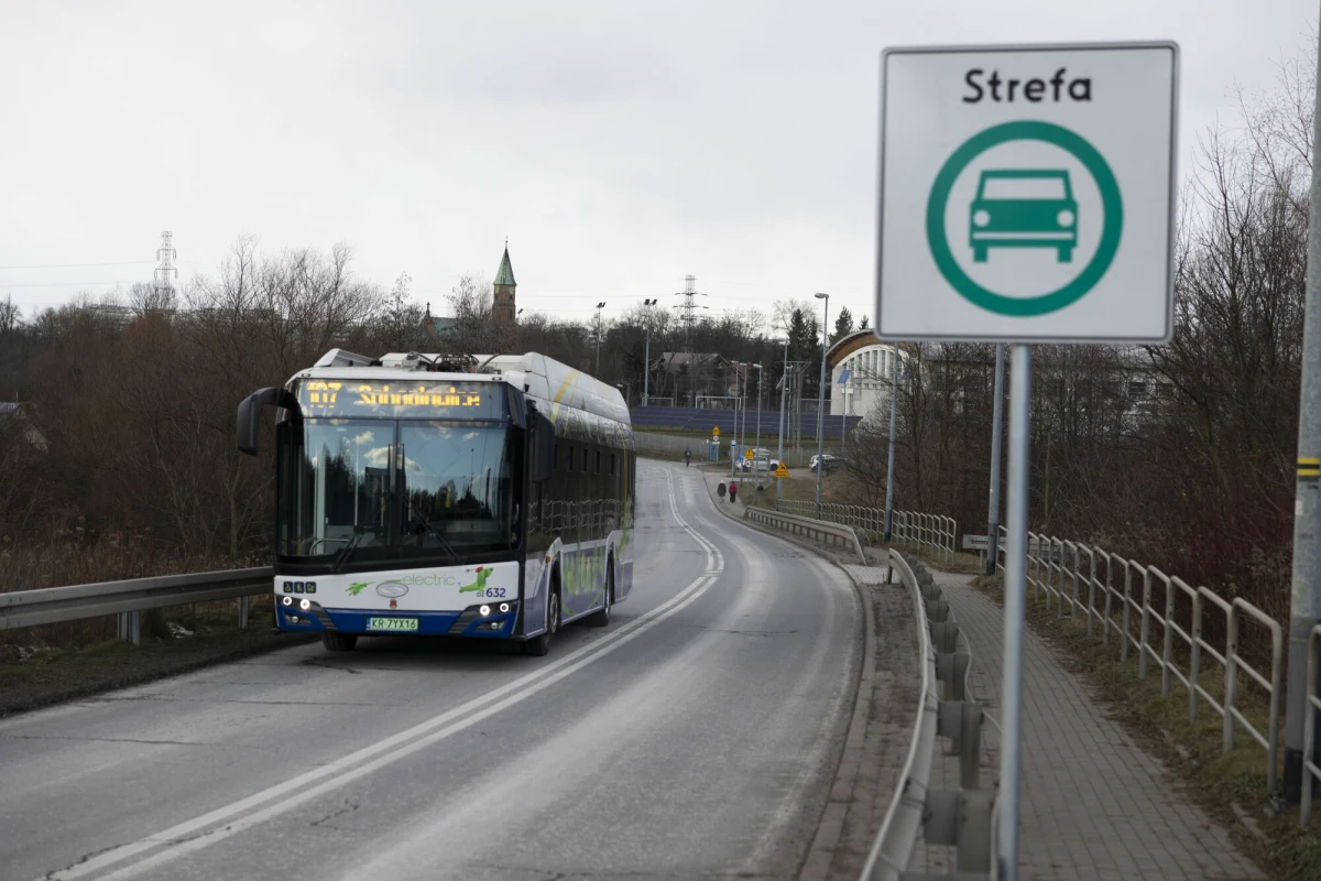 O ponad 4 mln zł wzbogaciła się do tej pory krakowska kasa z tytułu opłat za wjazd do strefy czystego transportu (SCT). Obowiązuje ona od miesiąca. Opłaty dotyczą kierowców pojazdów niespełniających norm emisji spalin określonych w miejskiej uchwale.