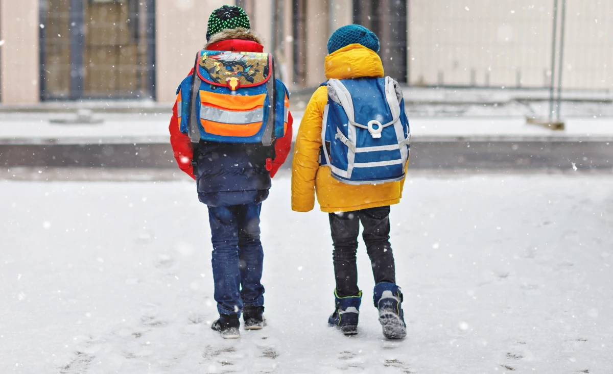 Już około 300 szkół w całej Polsce, w tym 175 na Mazowszu, odwołało zajęcia z powodu niskiej temperatury. Szefowa MEN Barbara Nowacka apeluje do dyrektorów placówek o rozważenie czasowego zawieszenia zajęć lub przejścia na naukę zdalną tam, gdzie temperatura spadła poniżej minus 15 st. C.