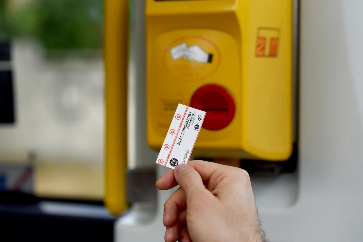 Od poniedziałku pasażerowie warszawskiej komunikacji miejskiej mogą usłyszeć w pojazdach nowy komunikat głosowy: "Możliwa kontrola biletów". Zarząd Transportu Miejskiego wyjaśnia, że to element pilotażowej kampanii mającej zachęcić do uczciwego korzystania z transportu publicznego.