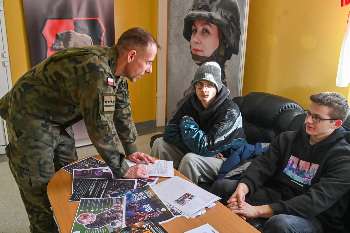 235 tys. osób obejmie tegoroczna kwalifikacja wojskowa. To przede wszystkim mężczyźni urodzeni w 2007 roku. Wezwanie, by stawić się na komisję, mogą dostać też inne osoby.