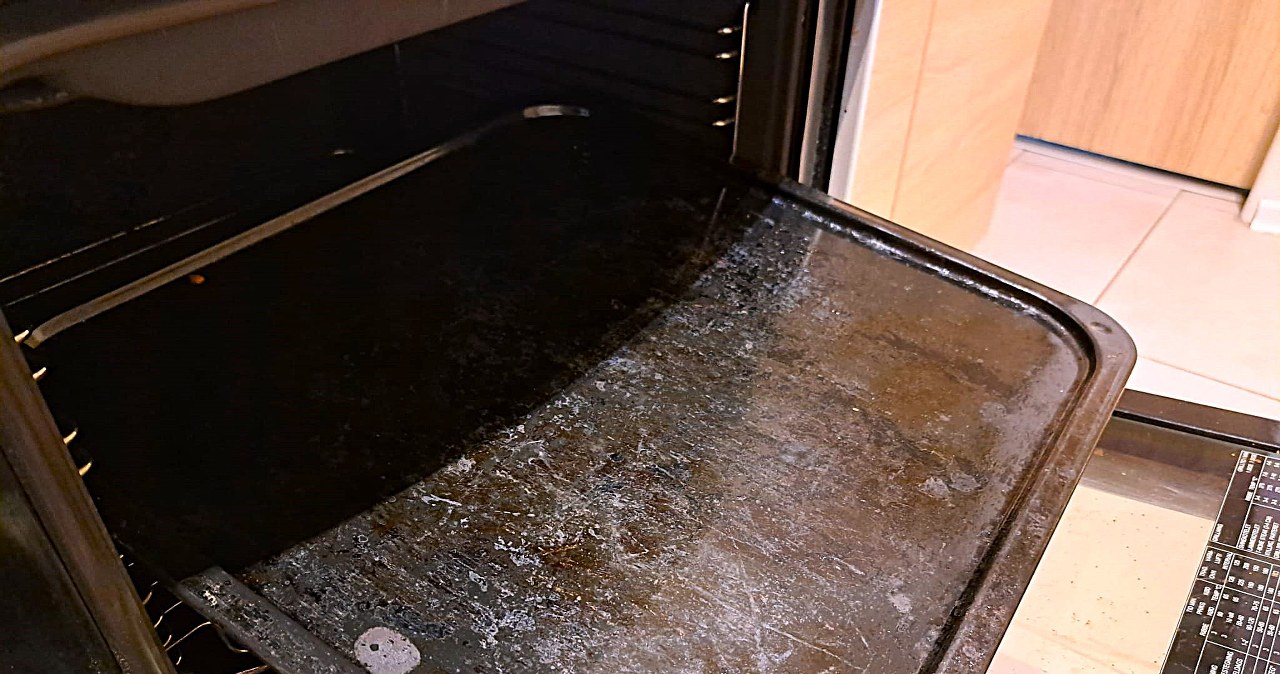 Blacha w piekarniku będzie błyszczeć jak nowa. Sprytny patent bez chemii