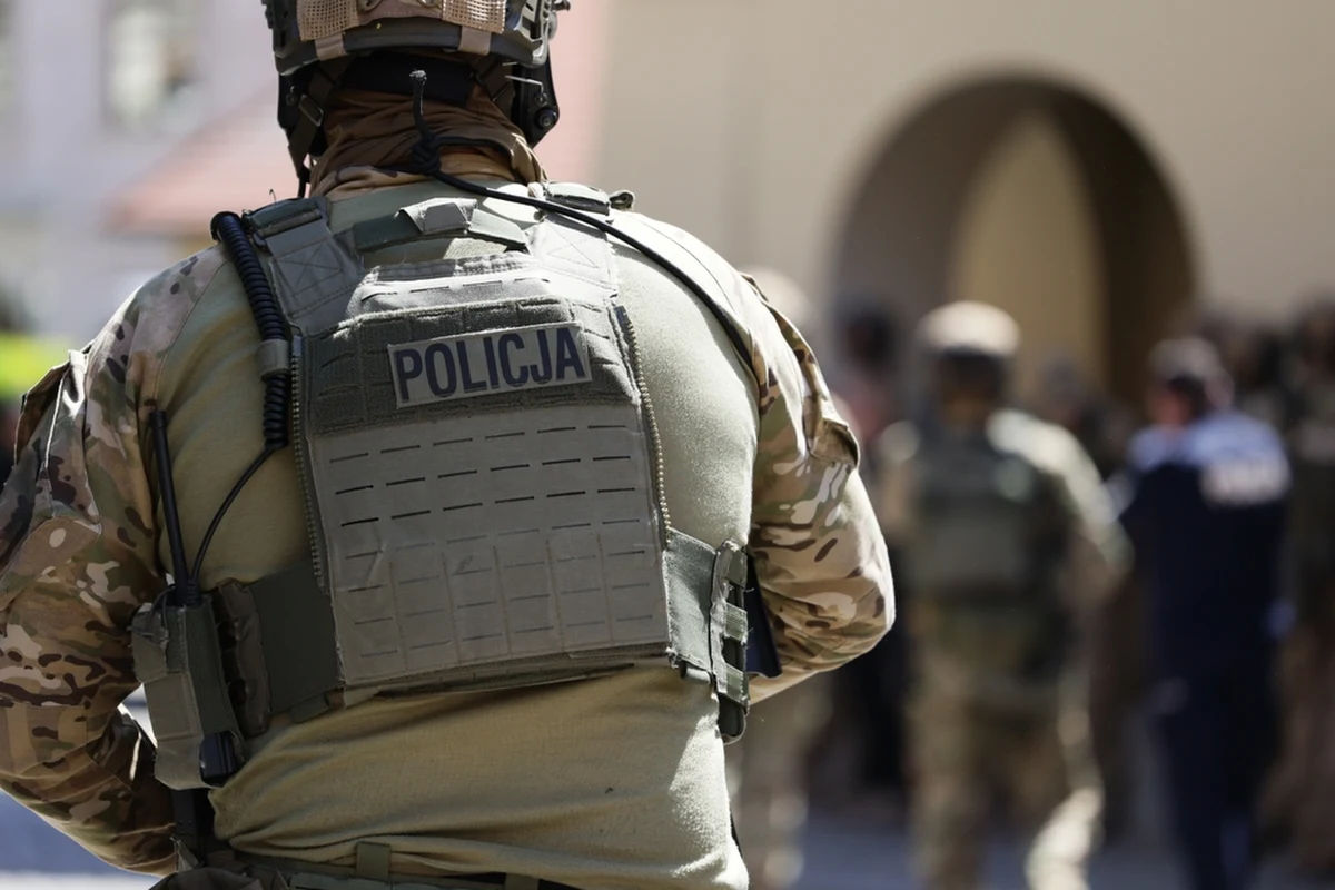 Akcja policyjnych kontrterrorystów w podwarszawskich Jankach. Funkcjonariusze użyli granatów hukowych. Jak dowiedział się dziennikarz RMF FM Mateusz Chłystun, chodzi o operację wymierzoną w przestępczość narkotykową.