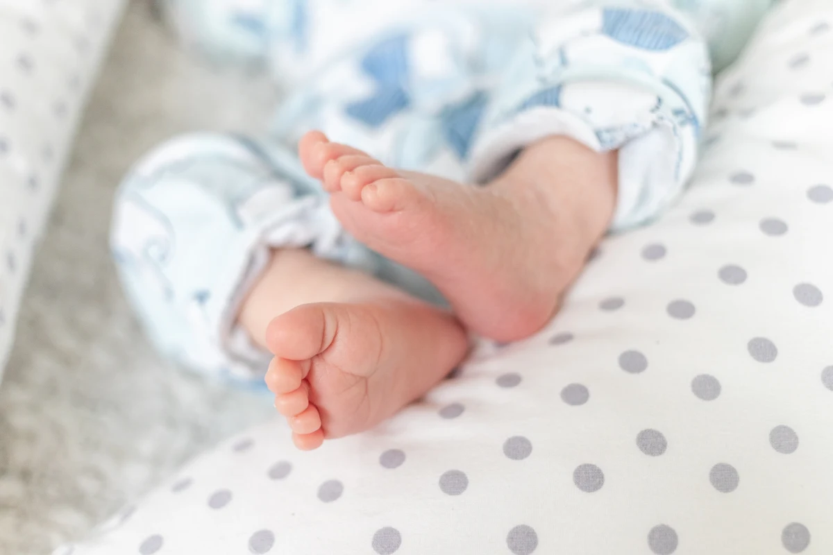 Prokuratura w Mławie (Mazowieckie) przedstawiła 25-letniej kobiecie zarzut usiłowania dzieciobójstwa. Dwie osoby z jej rodziny - matka i babka rodzącej - usłyszały zarzut pomocnictwa. Policjanci znaleźli w ich domu, ukrytego w szafce, wychłodzonego noworodka. Dziecko przebywa obecnie w jednym z warszawskich szpitali.