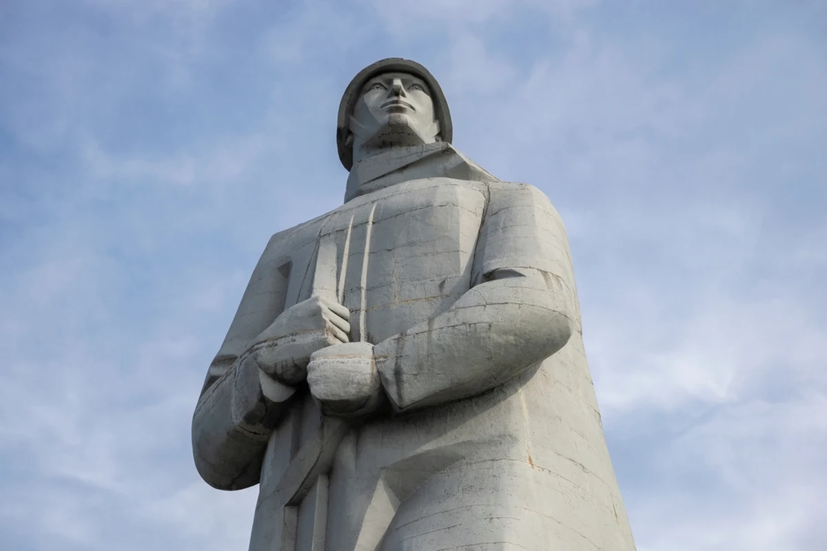 Rosja rozpoczęła modernizację opuszczonego od lat 90. garnizonu w Pietrozawodsku, zaledwie 160 kilometrów od granicy z Finlandią. Zdjęcia satelitarne opublikowane przez fińską telewizję Yle ujawniają, że w regionie powstają nowe koszary, a liczba rosyjskich żołnierzy w regionie Karelii ma znacząco wzrosnąć. Działania w pobliżu granicy z Finlandią, stanowią przygotowania do ewentualnego konfliktu z NATO - informuje amerykański Instytut Badań nad Wojną.