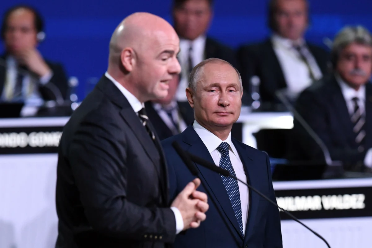 Szef FIFA Gianni Infatino opowiada się za zniesieniem międzynarodowych zakazów dotyczących rosyjskich drużyn. "Och, zdecydowanie musimy to zrobić" - oznajmił w wywiadzie dla Sky News, dając do zrozumienia, że sankcje nie wpłynęły na wolę przerwania fali przemocy w Ukrainie.