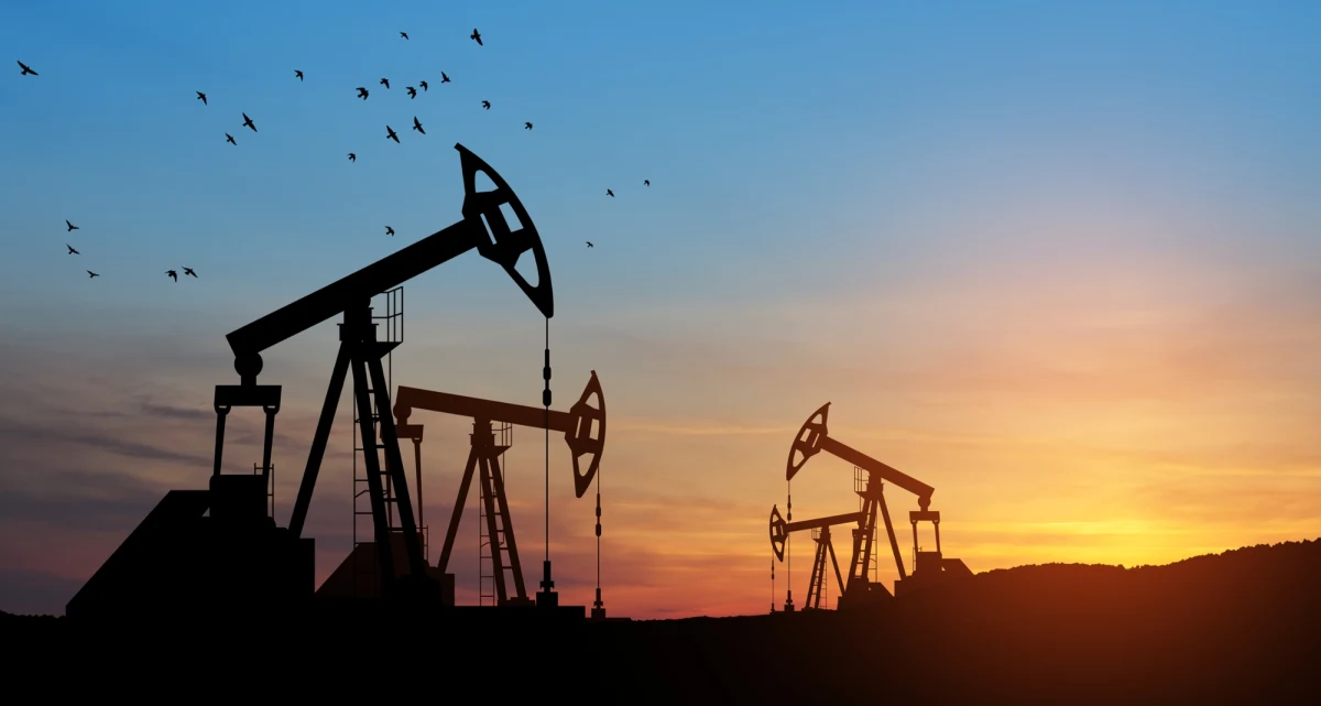 Po styczniowym wzroście cen ropy naftowej, notowanym jako najwyższy od 2022 roku, na światowych rynkach obserwujemy obecnie wyraźne spadki. Sytuacja ta budzi pytania o wpływ wydarzeń na Bliskim Wschodzie na ceny paliw w Polsce, szczególnie w okresie zimowych wyjazdów. Eksperci jednak uspokajają: w najbliższych dniach na stacjach paliw nie należy spodziewać się gwałtownych zmian.