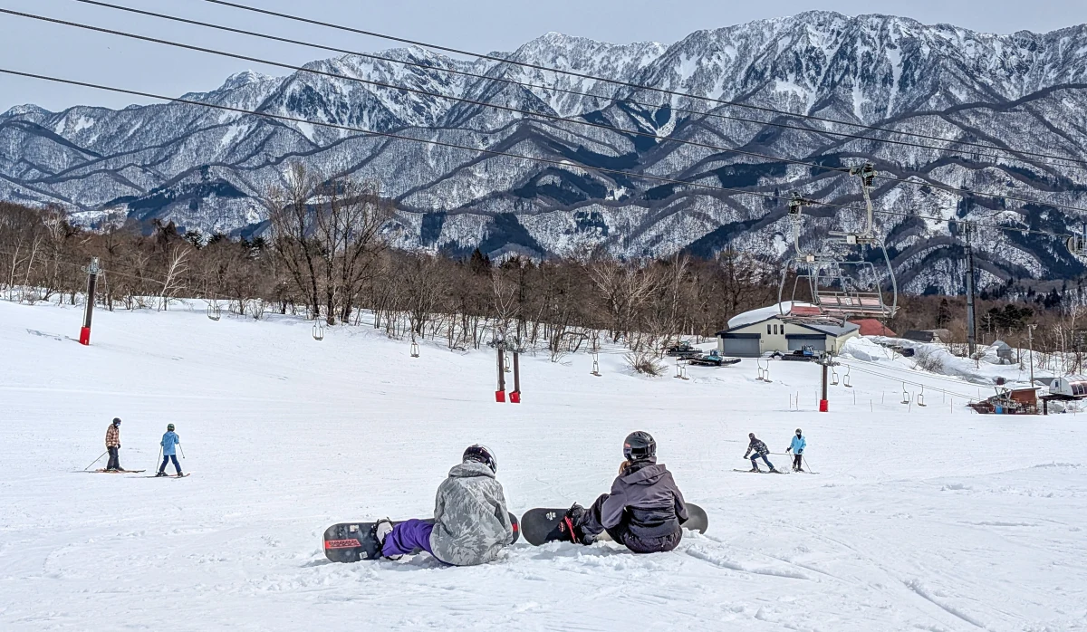 22-letnia kobieta zmarła na atak serca po tym, jak zawisła w powietrzu, gdy część jej plecaka wplątała się w mechanizm wyciągu krzesełkowego. Do tragedii doszło w jednym z największych ośrodków narciarskich w Japonii.