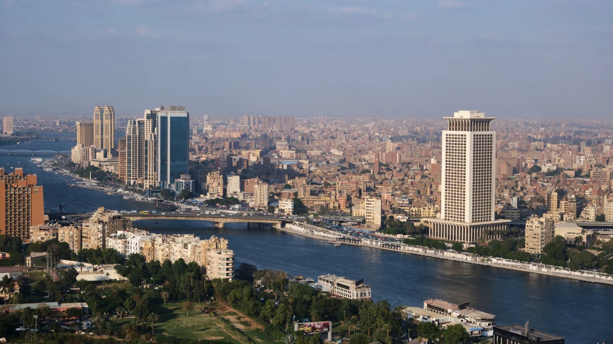 Współpraca gospodarcza Polski i Egiptu wchodzi na zupełnie nowy poziom. Z roku na rok nad Nilem pojawia się coraz więcej polskich przedsiębiorców, a wartość inwestycji przekroczyła już 1,6 miliarda dolarów. Takie dane przekazał ambasador Egiptu Ahmed Samy Mohamed Mahmoud ElAnsary podczas egipsko-polskiego forum biznesowego, które odbyło się w Warszawie. Co stoi za tym inwestycyjnym boomem i dlaczego Egipt staje się jednym z najważniejszych partnerów Polski w Afryce Północnej?