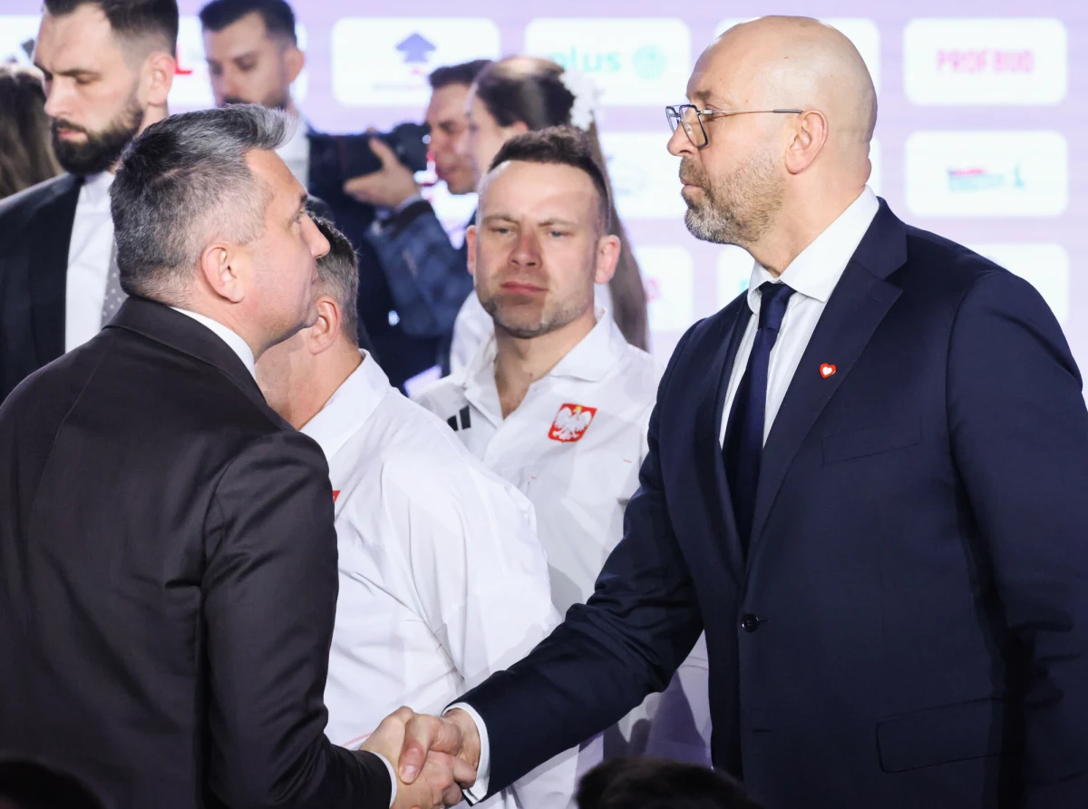 Na cztery dni przed rozpoczęciem zimowych igrzysk we Włoszech, spór między szefostwem Polskiego Komitetu Olimpijskiego a Ministerstwem Sportu i Turystyki się pogłębia. Najnowsza wymiana zdań dotyczy flagi, która znalazła się w siedzibie PKOl-u. "Haniebne jest to, że ta flaga jest w tym momencie wykorzystywana przez prezesa PKOl do gierek politycznych i manipulacji" – twierdzi resort. 
