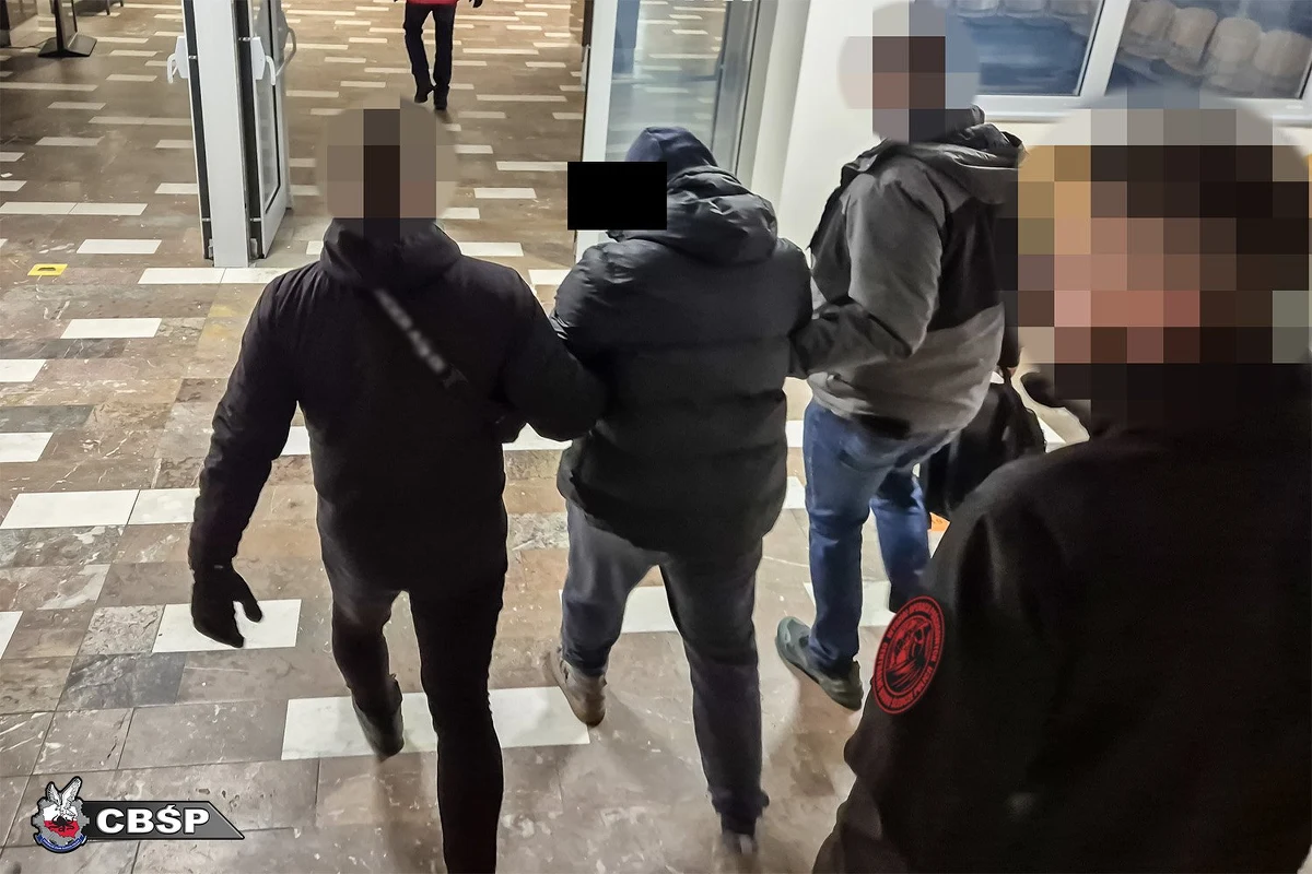 Polsko-czeska akcja służb zakończyła się zatrzymaniem Piotra W. - znanego pod pseudonimem "Piotruś". Mężczyzna od lat był poszukiwany na podstawie listów gończych, Europejskiego Nakazu Aresztowania oraz Czerwonej Noty Interpolu.