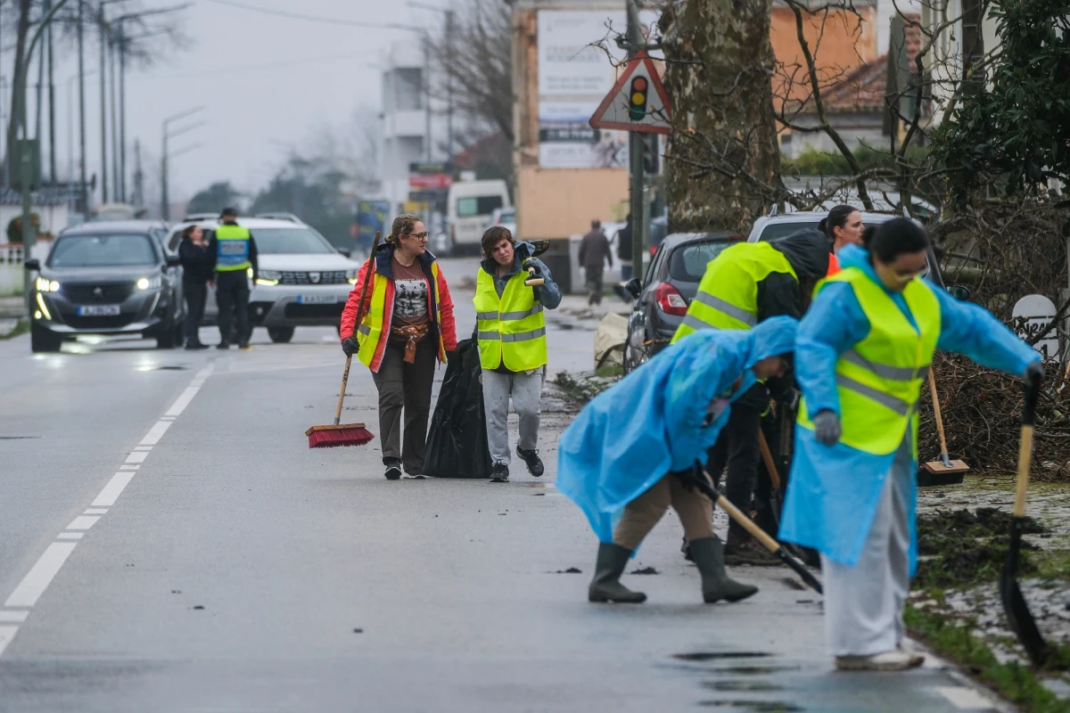 ​Liczba ofiar śmiertelnych orkanu Kristin wzrosła w Portugalii do dziesięciu, przekazała portugalska obrona cywilna. Według wstępnych szacunków lokalnych władz straty materialne przekraczają 20 mln euro.