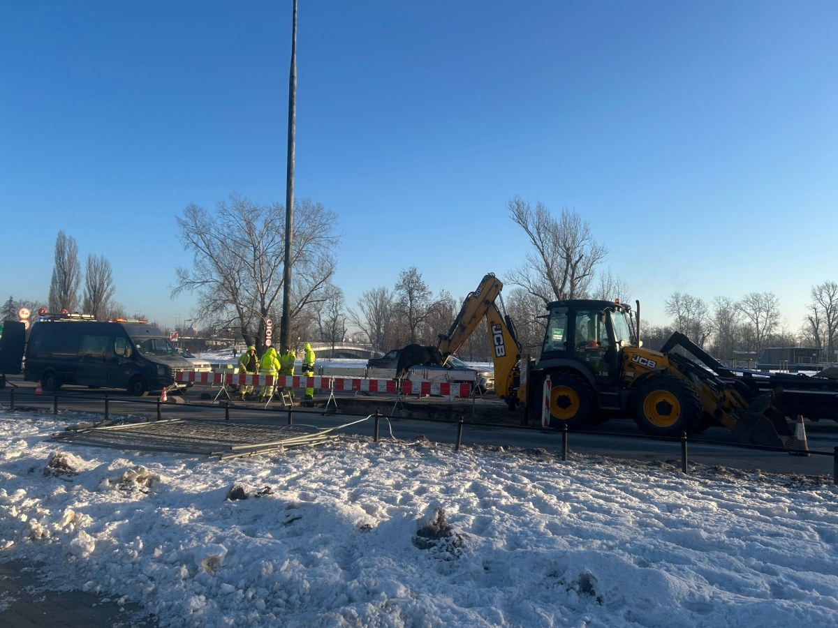 Zapadlisko w centrum stolicy. Warszawa sparaliżowana przez awarię wodociągów