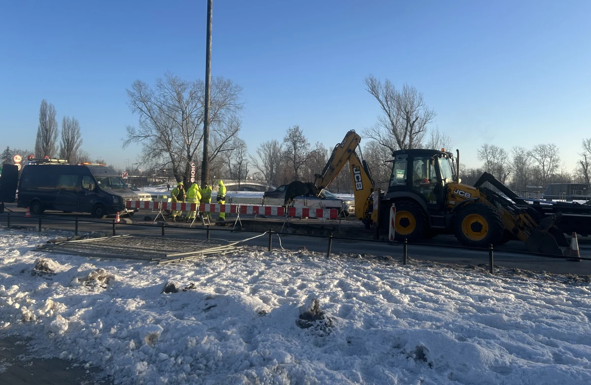 We wtorkowy poranek kierowcy poruszający się Wisłostradą w Warszawie muszą liczyć się z poważnymi utrudnieniami. Wszystko przez awarię magistrali wodociągowej, która doprowadziła do powstania dużego zapadliska na jezdni. Sytuacja jest szczególnie trudna na wysokości Torwaru i ulicy Łazienkowskiej.