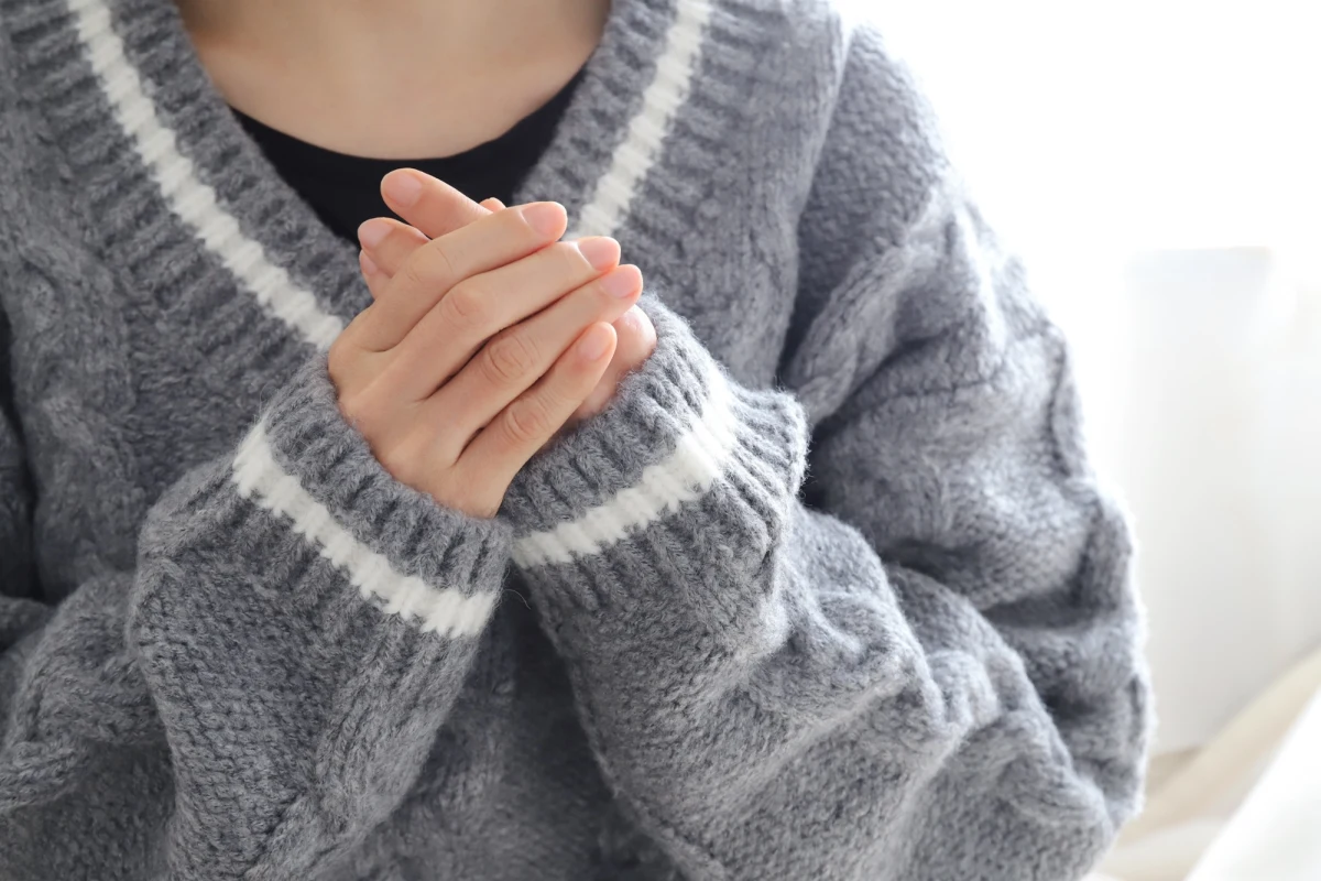 Bez butów, kurtki i czapki na trzaskający mróz w środku nocy wybiegła w Warszawie nastolatka. Było to pokłosie awantury z matką. Dziewczynka przez ponad 45 min. przebywała na zewnątrz. Przed odmrożeniami i wychłodzieniem dziecko uratowali strażnicy miejscy.