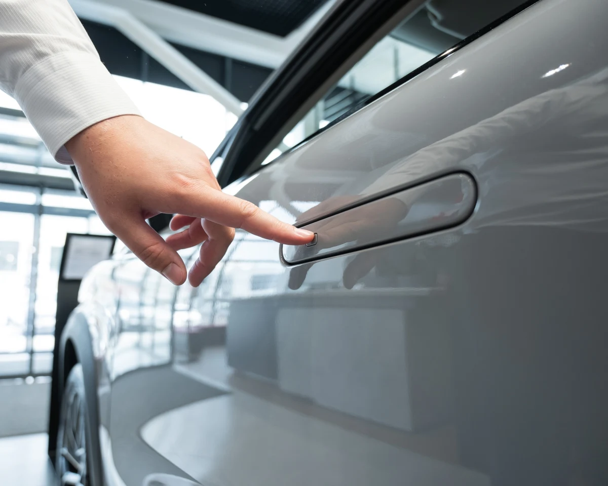 Od 1 stycznia 2027 roku w Chinach zacznie obowiązywać zakaz montowania ukrytych, elektronicznych klamek w nowych samochodach elektrycznych - poinformowały chińskie media, powołując się na decyzję tamtejszego resortu przemysłu i technologii informacyjnej. Producenci będą zobowiązani do stosowania tradycyjnych, mechanicznych uchwytów, zarówno po zewnętrznej, jak i wewnętrznej stronie drzwi.